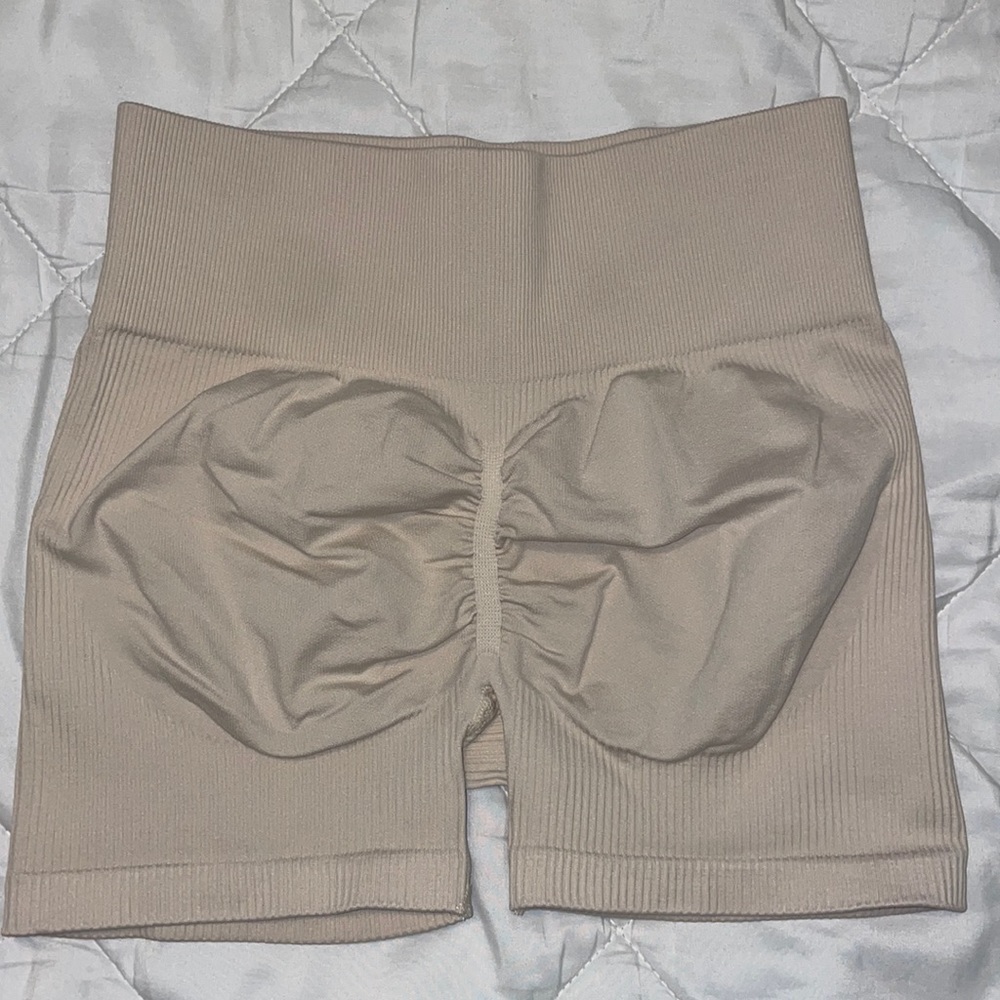 BEIGE/CREAM RIBBED SCRUNCH SHORT SHORTS!